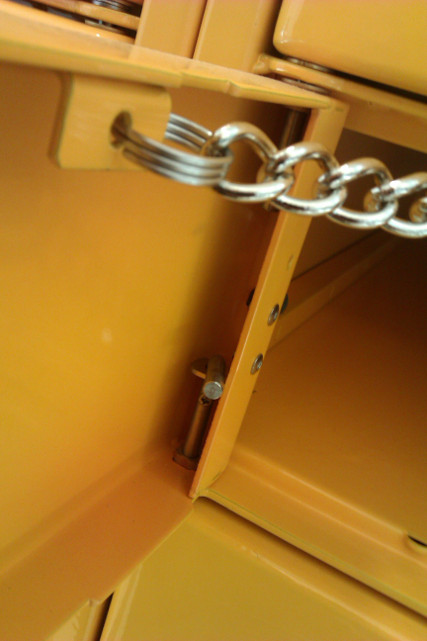 Door retention chain